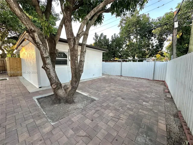 a view of a backyard