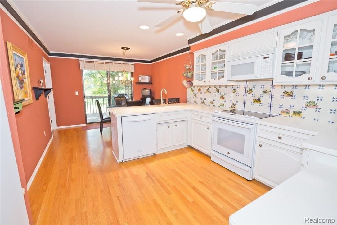 1855 Wingate Road Bloomfield Hills, MI 48302 - Photo 8 of 37 Eat-in-Kitchen with access to deck overlooking golf course