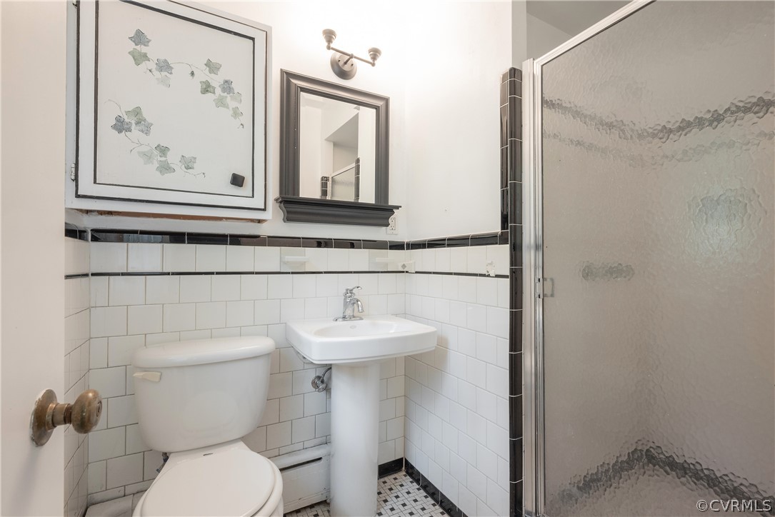 8401 Halesworth Road Richmond, VA 23235 - Photo 14 of 50 a bathroom with a toilet sink and mirror