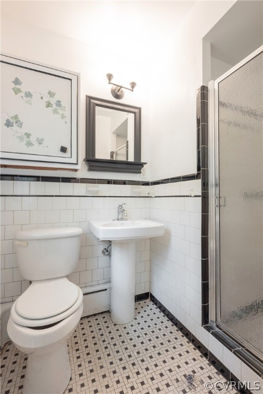 8401 Halesworth Road Richmond, VA 23235 - Photo 15 of 50 a bathroom with a toilet a sink and a mirror