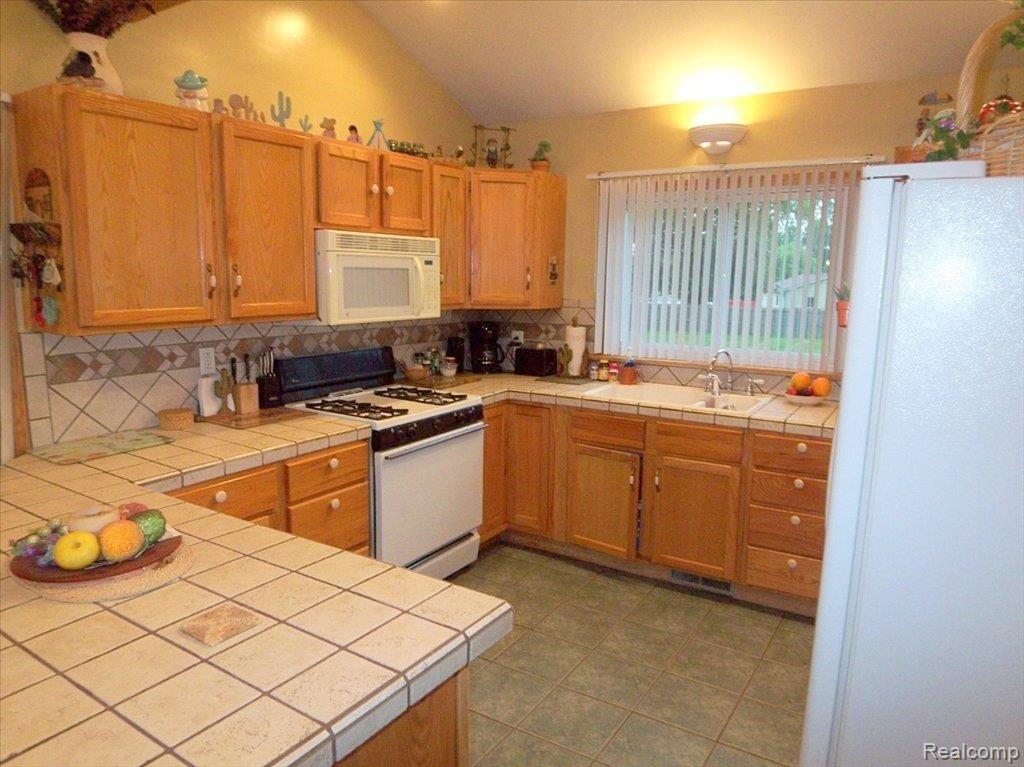 4908 Exchange Road Bancroft, MI 48414 - Photo 7 of 12 4908E f