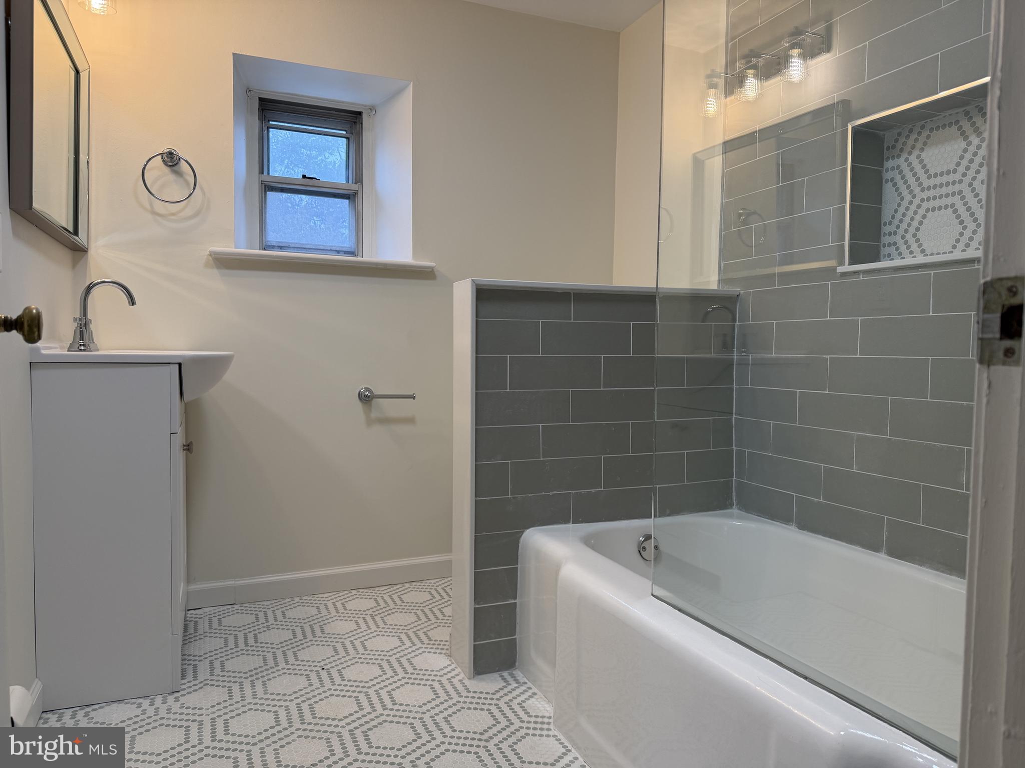 4700 Thompsons Bridge Road Wilmington, DE 19803 - Photo 37 of 41 a bathroom with a bathtub