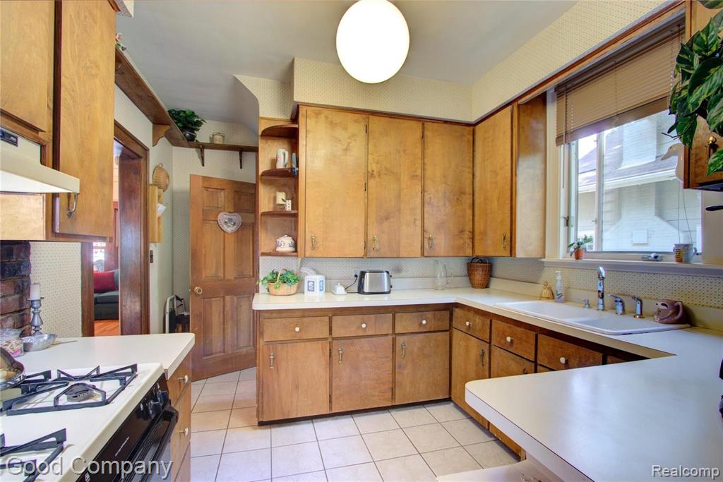 20 Devonshire Road Pleasant Ridge, MI 48069 - Photo 15 of 43