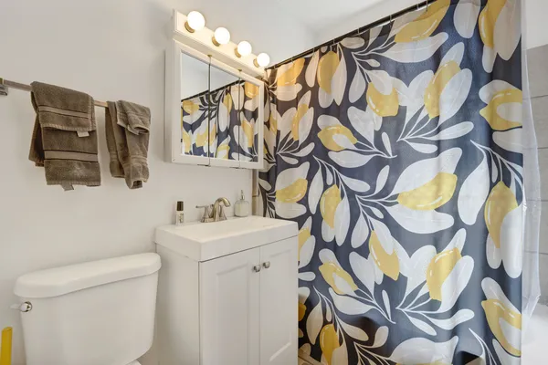 $4,300 | 3135 North Clifton Avenue, Unit 2, Chicago, IL 60657