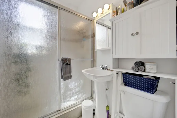 $4,300 | 3135 North Clifton Avenue, Unit 2, Chicago, IL 60657