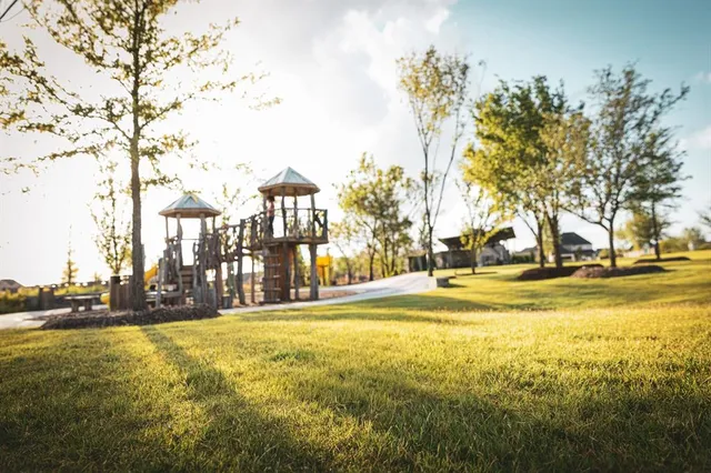 a view of a fountain in the middle of a city
