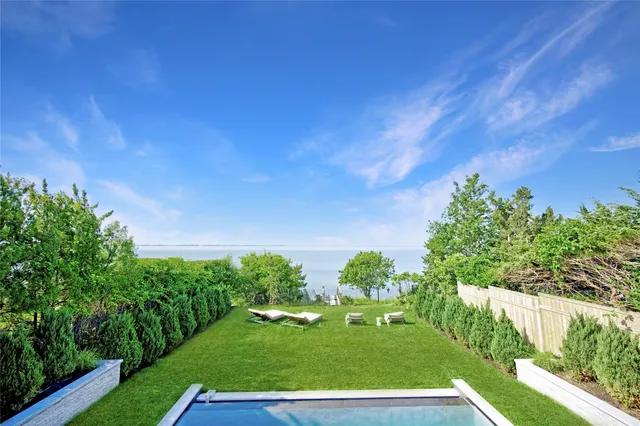 a view of yard with green space