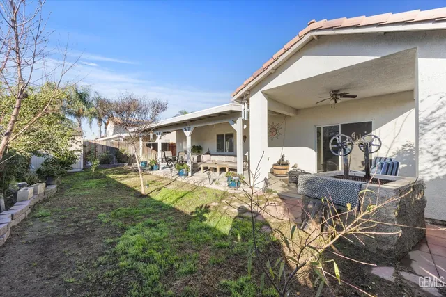 a view of a house with backyard and sitting area