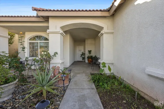 a view of a entrance of the house