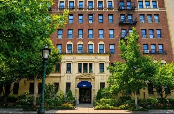 $1,748,000 | 125 Eastern Parkway, Unit 1C | Prospect Heights