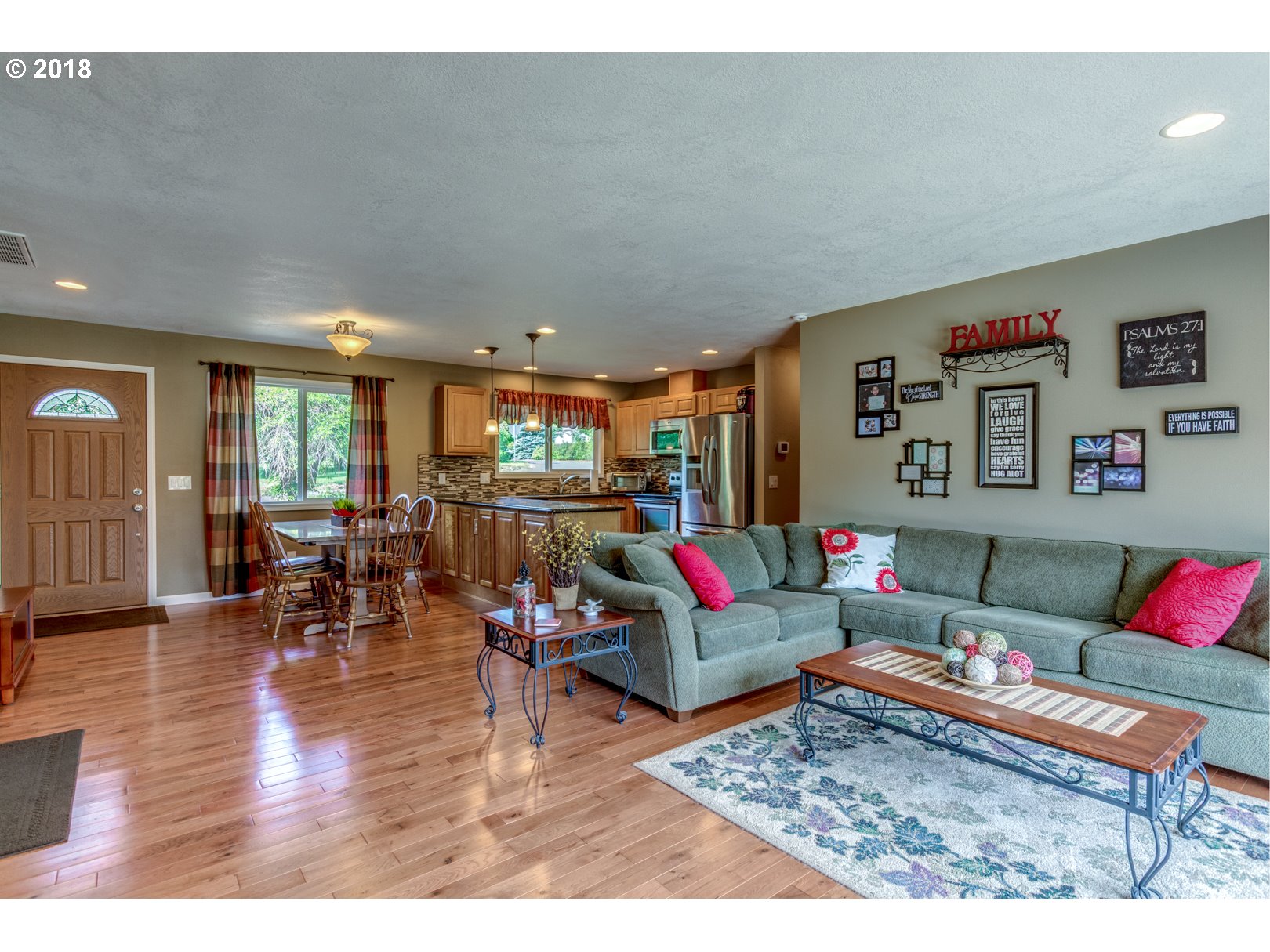 17080 Forsythe Road Oregon City, OR 97045 - Photo 5 of 25 Living Room