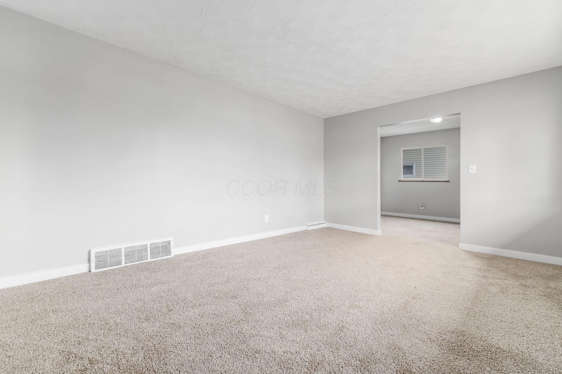 1472 Picard Road Columbus, OH 43227 - Photo 16 of 29 Living room
