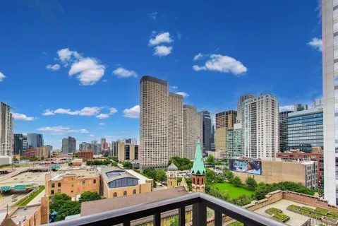 $389,900 | 210 South Desplaines Street, Unit 907, Chicago, IL 60661