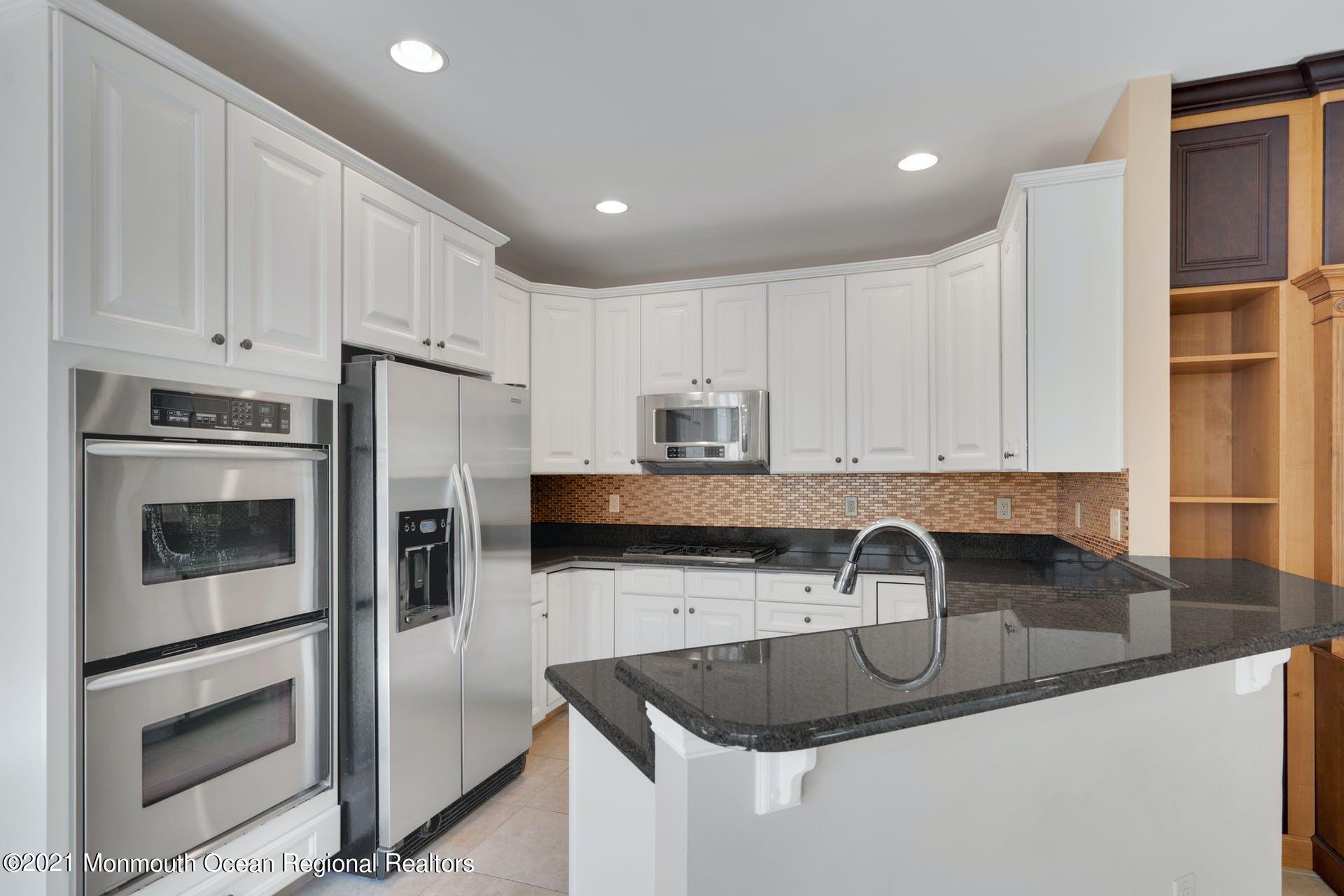 28 Hartack Road Manalapan, NJ 07726 - Photo 17 of 81 027-383685-210521-00586-71_10225597
