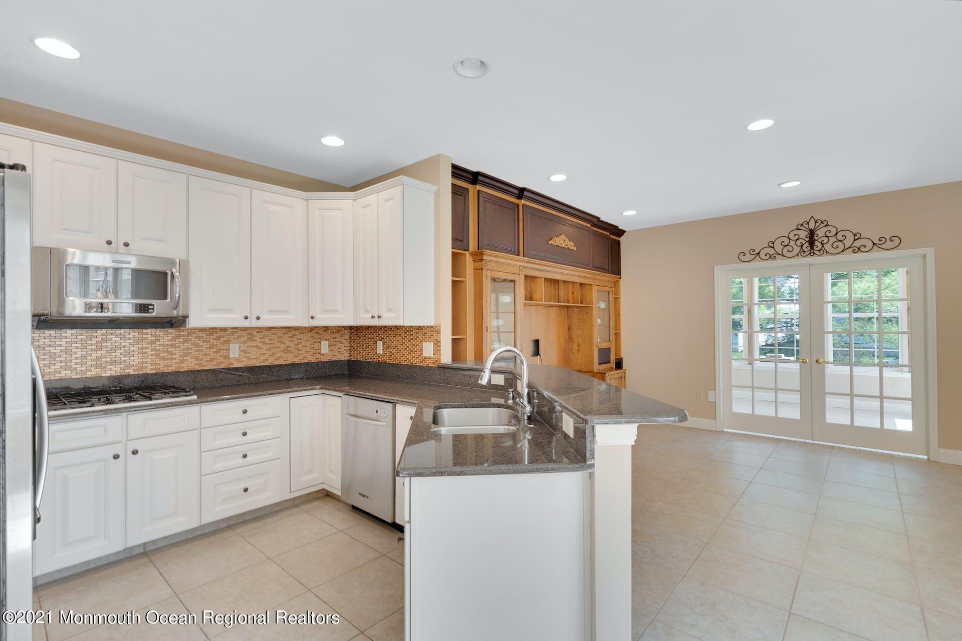 28 Hartack Road Manalapan, NJ 07726 - Photo 18 of 81 025-383685-210521-00574-61_10225592
