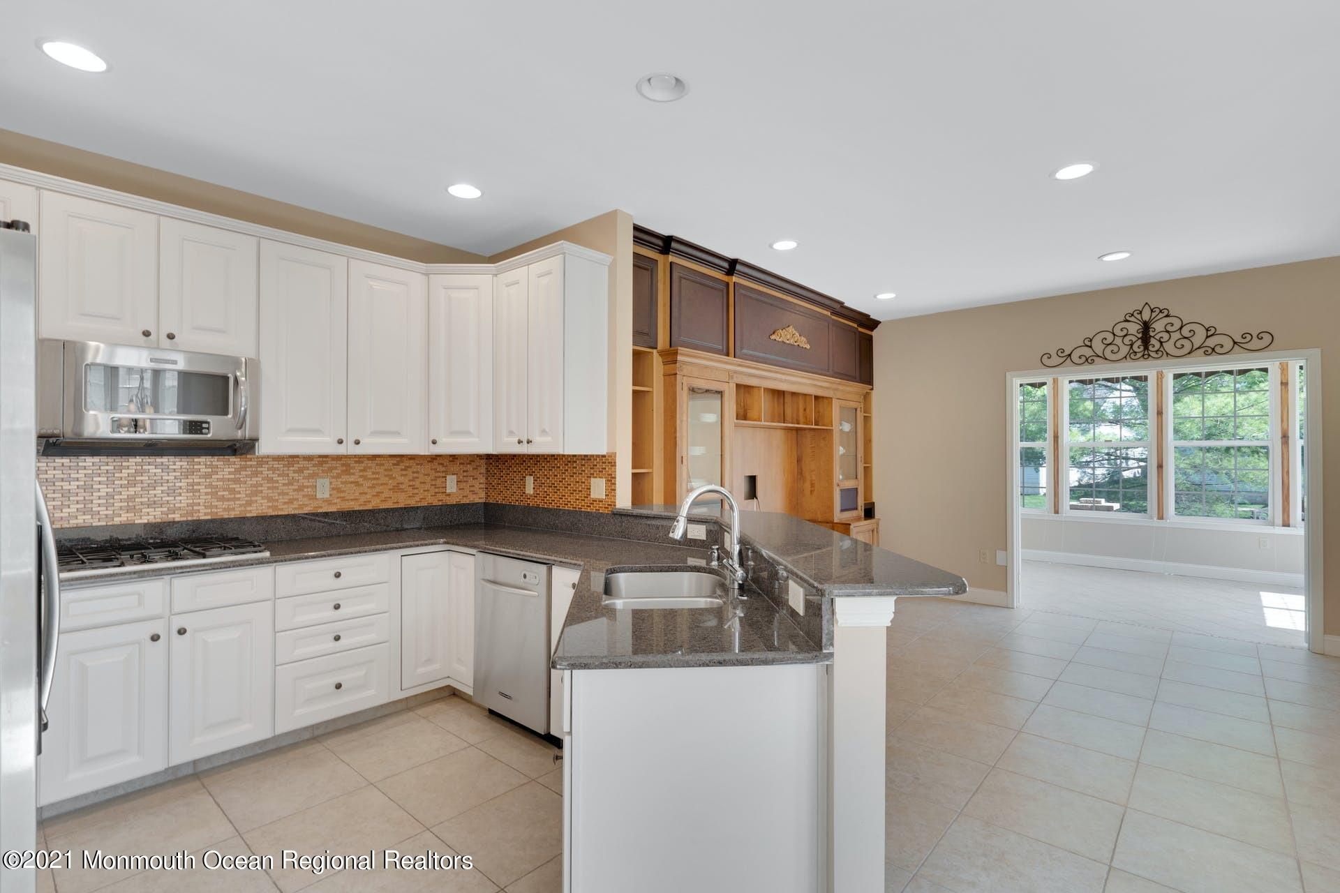 28 Hartack Road Manalapan, NJ 07726 - Photo 20 of 81 024-383685-210521-00580-65_10225594