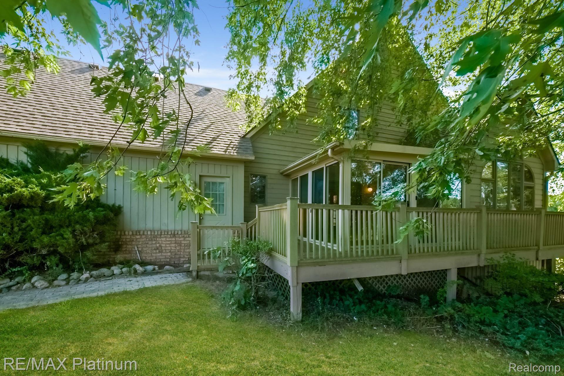 9262 Townley Road Fenton, MI 48430 - Photo 49 of 65 049-photo-rear-view-8522375.jpg