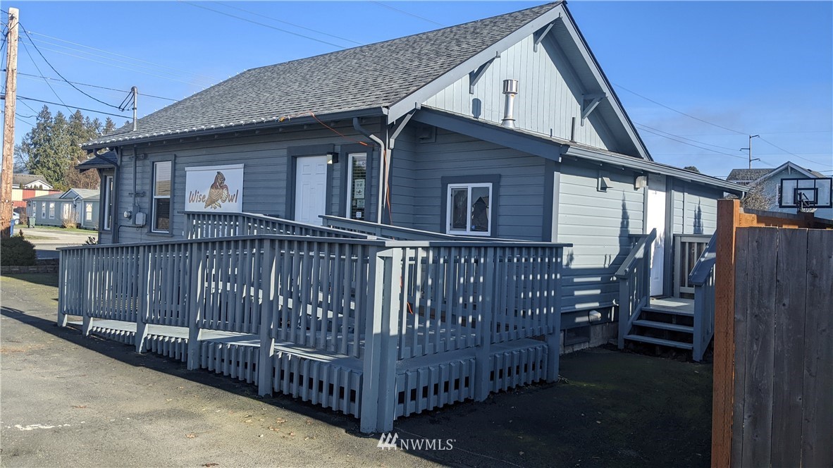 829 Cook Road Sedro-Woolley, WA 98284 - Photo 5 of 8 a view of a house with wooden fence