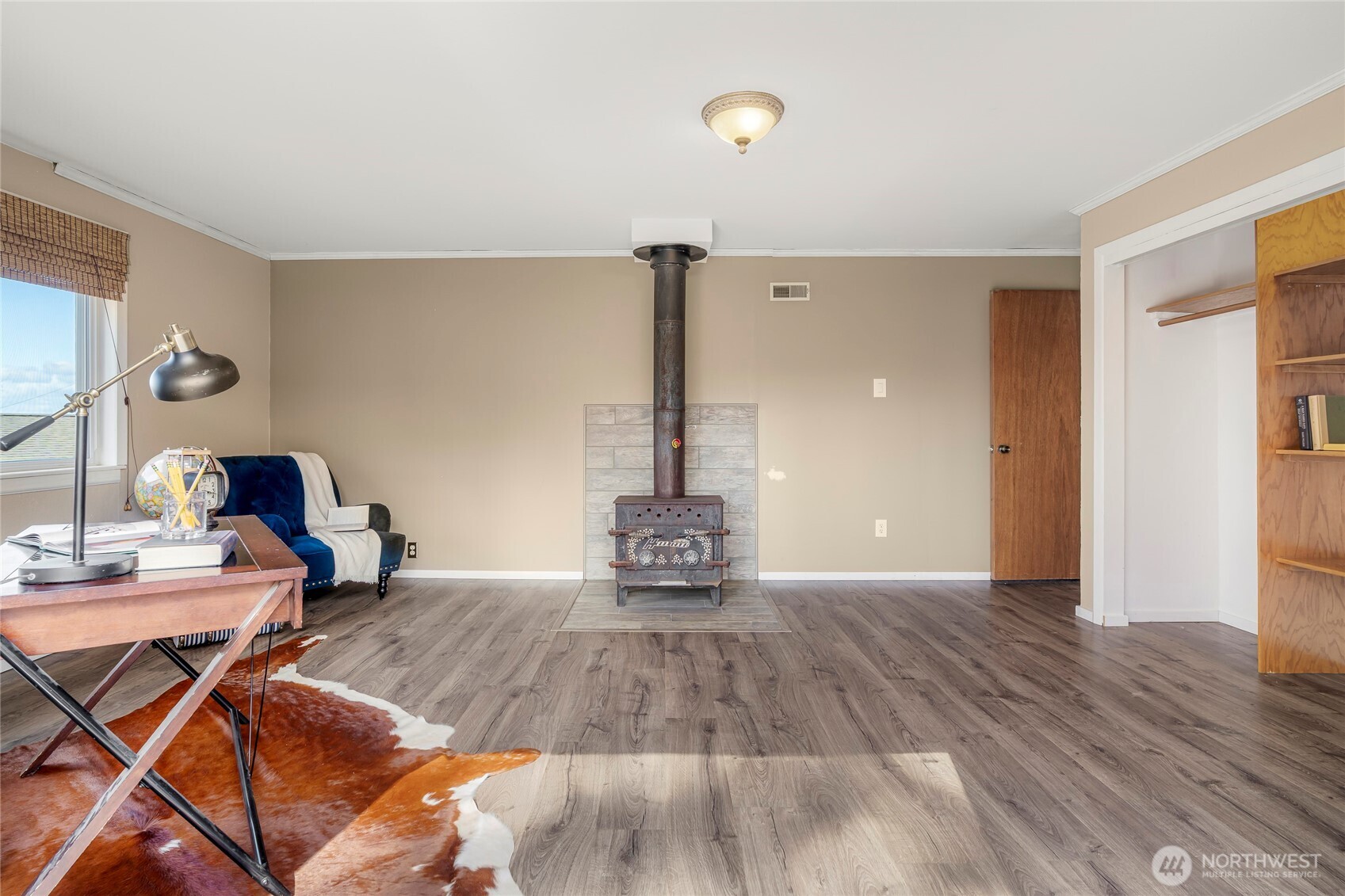 9537 South 213th Street Kent, WA 98031 - Photo 20 of 31 a living room with furniture and wooden floor