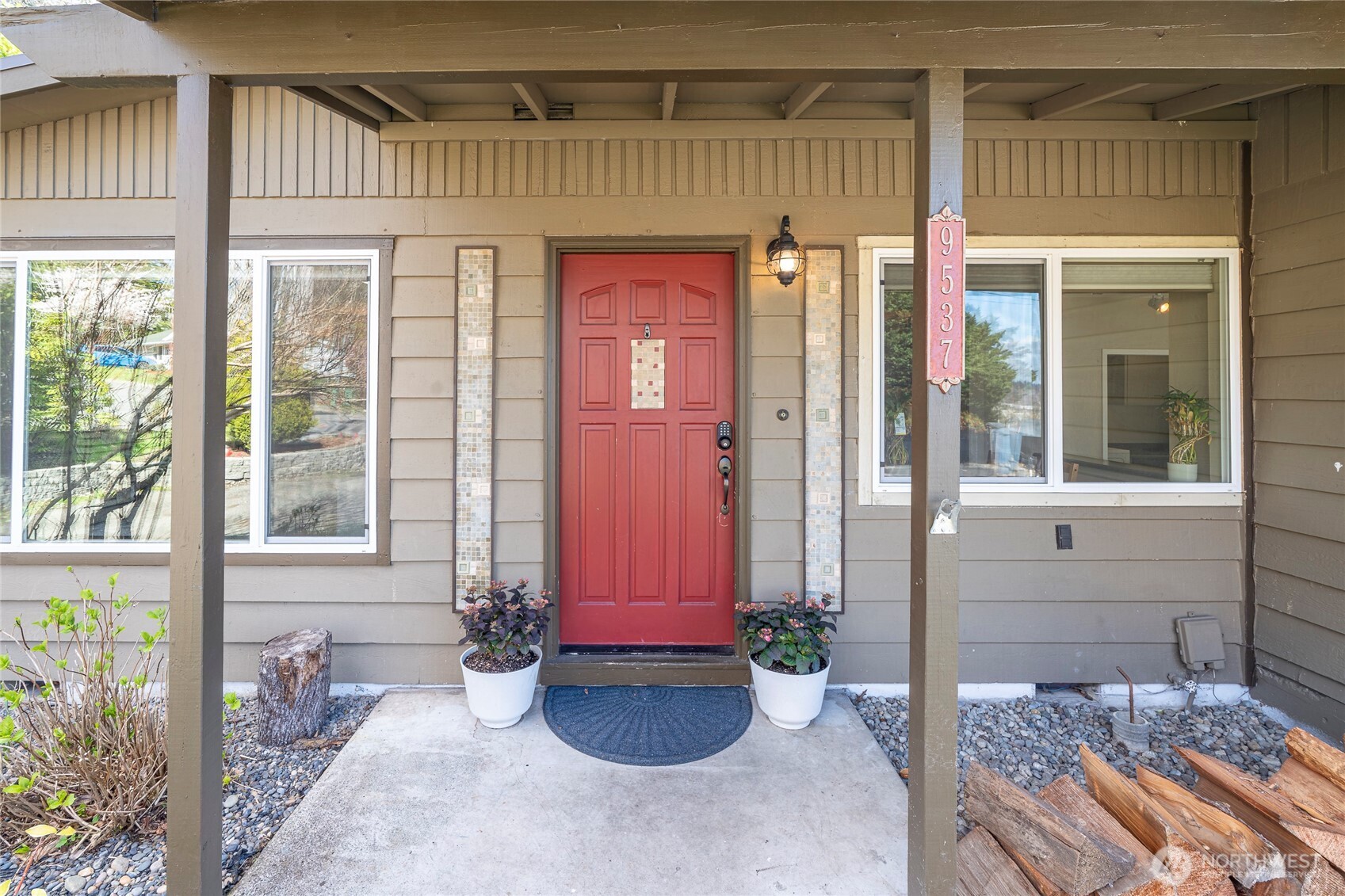 9537 South 213th Street Kent, WA 98031 - Photo 2 of 31 a view of a entryway door front of a house