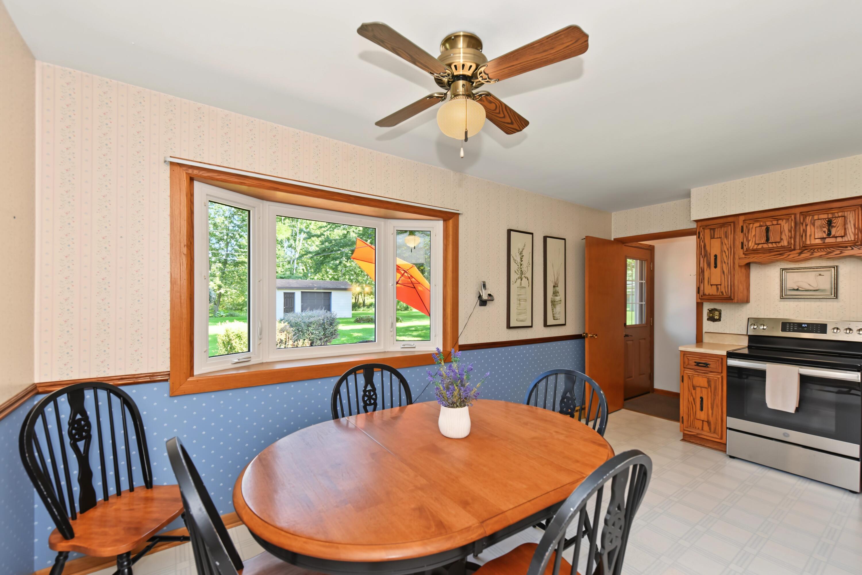 7919 Hagemann Road Caledonia, WI 53108 - Photo 8 of 26 Dinette Area