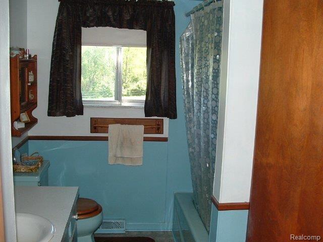 1871 South Lapeer Road Lapeer, MI 48446 - Photo 10 of 12 bath.JPG