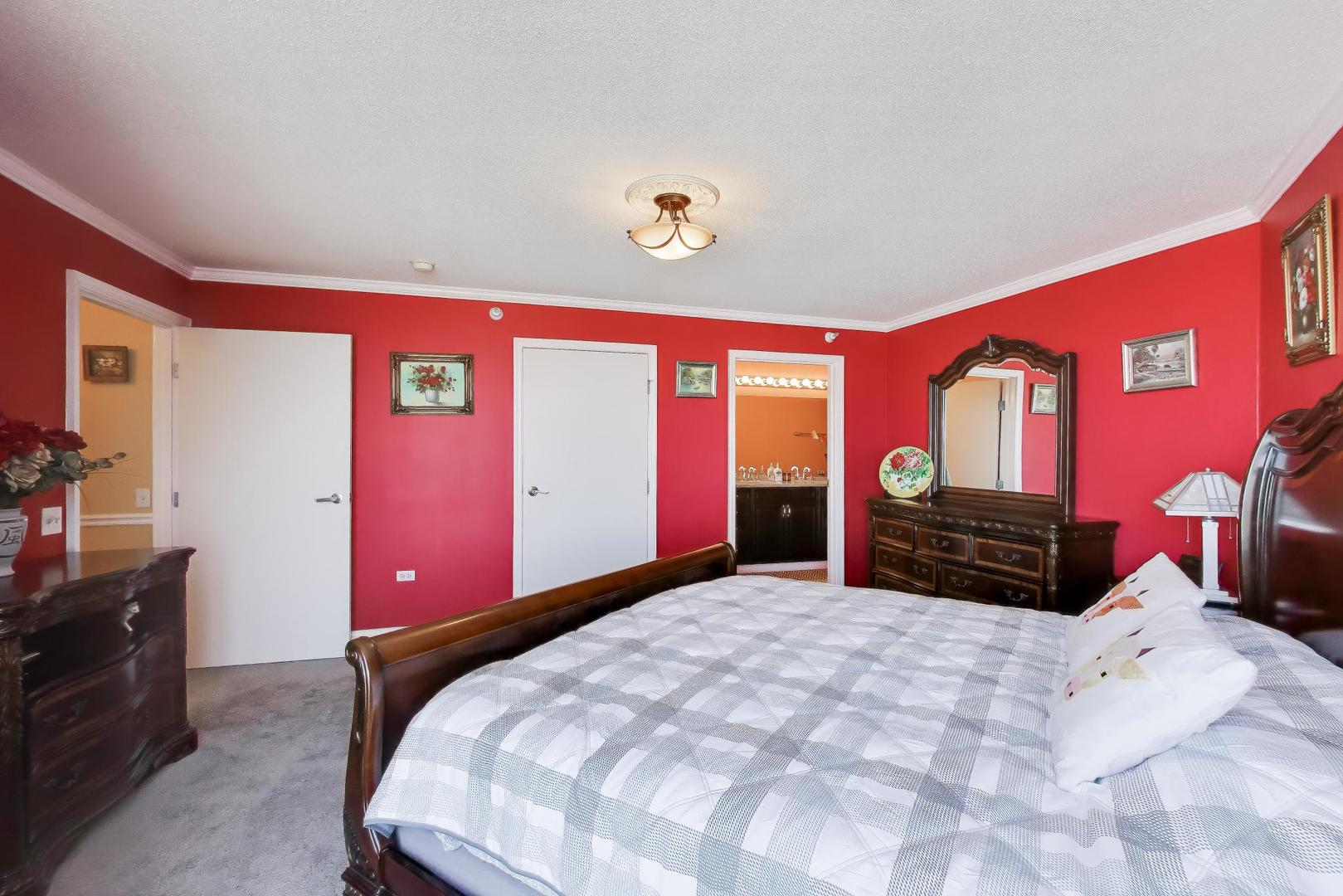 1720 Maple Avenue, Unit 2420 Evanston, IL 60201 - Photo 18 of 76 a bed room with a bed and a dresser