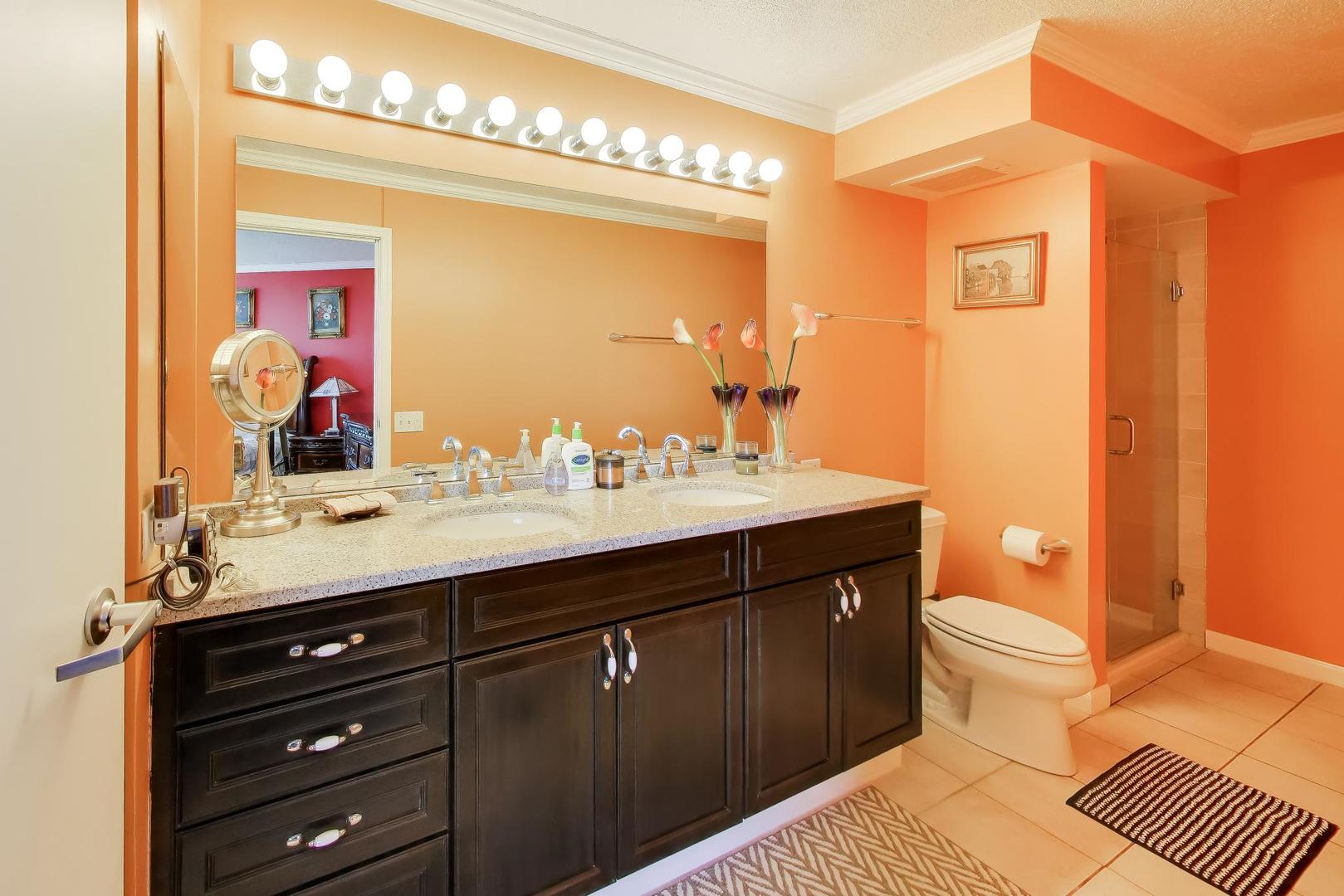 1720 Maple Avenue, Unit 2420 Evanston, IL 60201 - Photo 20 of 76 a bathroom with a sink and a mirror