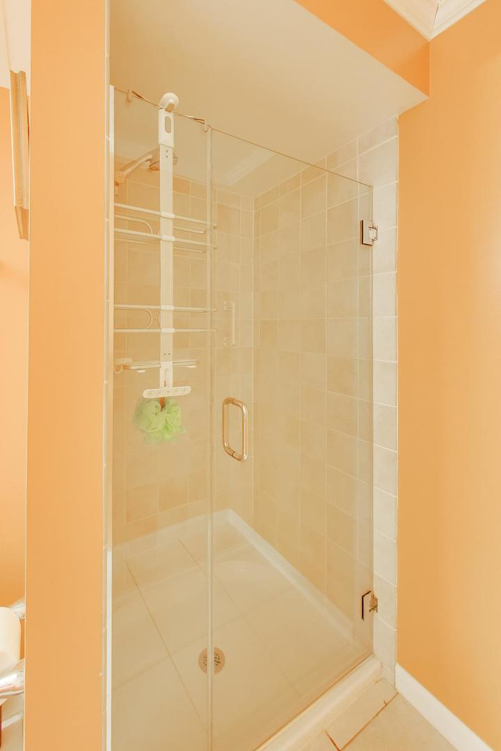 1720 Maple Avenue, Unit 2420 Evanston, IL 60201 - Photo 21 of 76 a bathroom with a shower