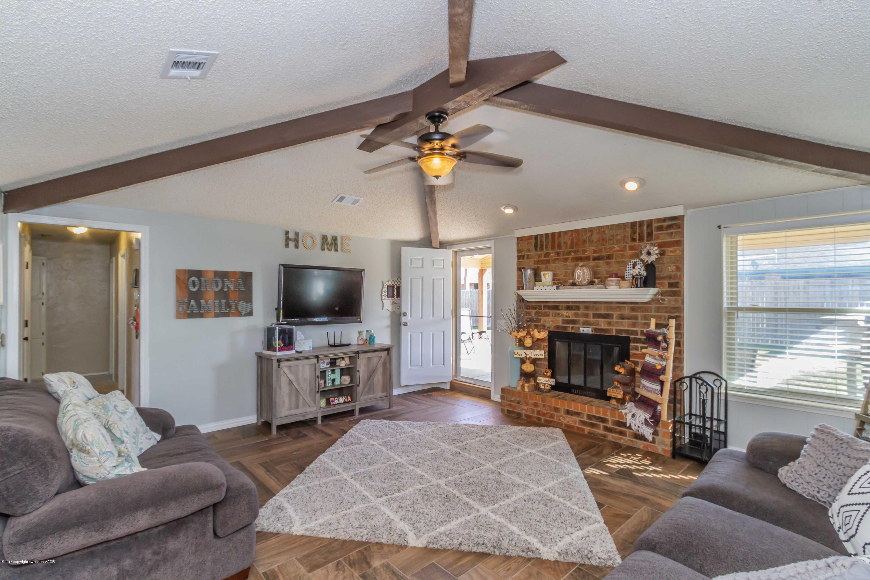 5325 Wheeler Lane Amarillo, TX 79110 - Photo 4 of 24 LIVING ROOM VIEW 1