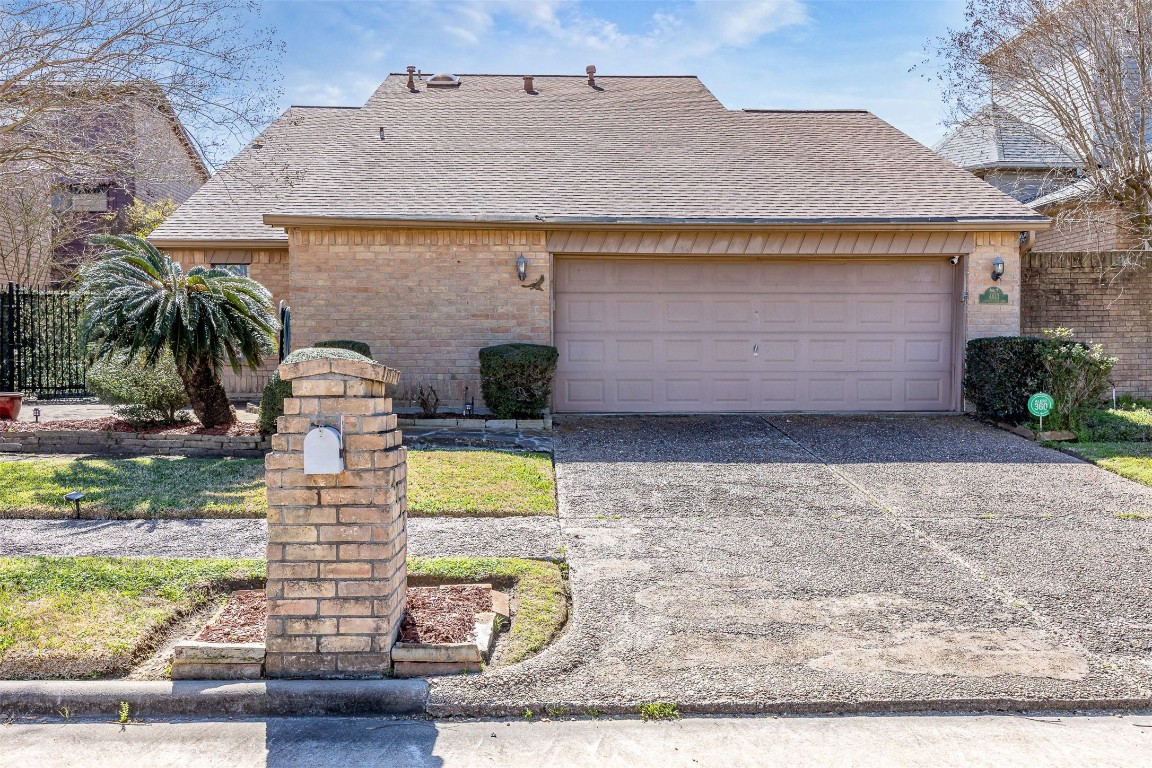 4613 Country Club View Baytown, TX 77521 - Photo 3 of 38 front view of house with a yard
