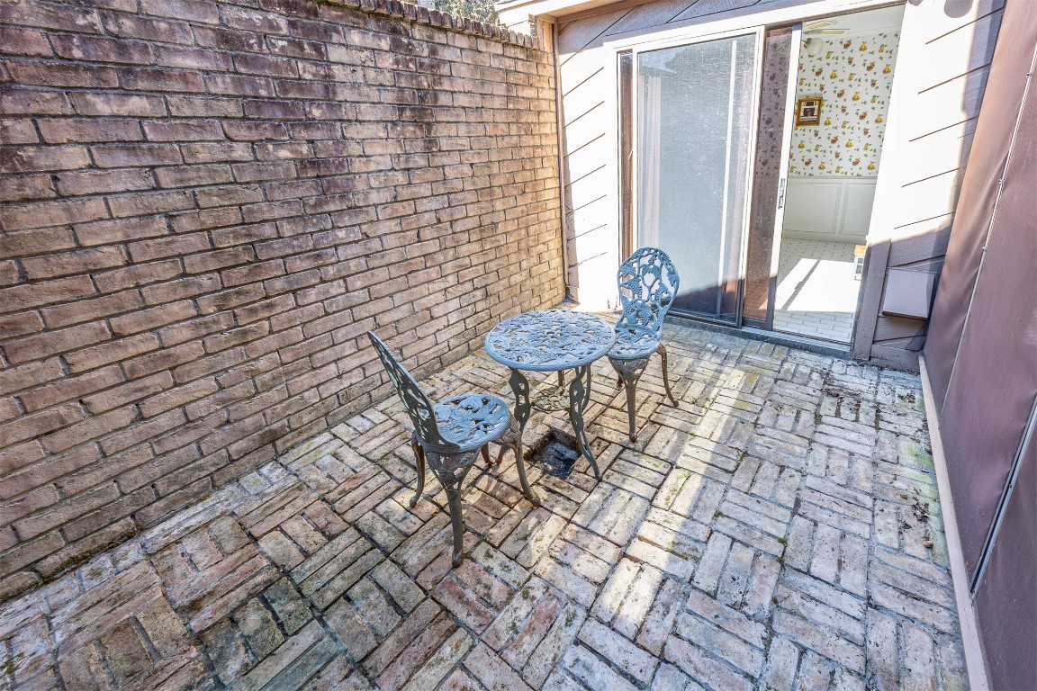4613 Country Club View Baytown, TX 77521 - Photo 37 of 38 a view of a chairs and table in a patio