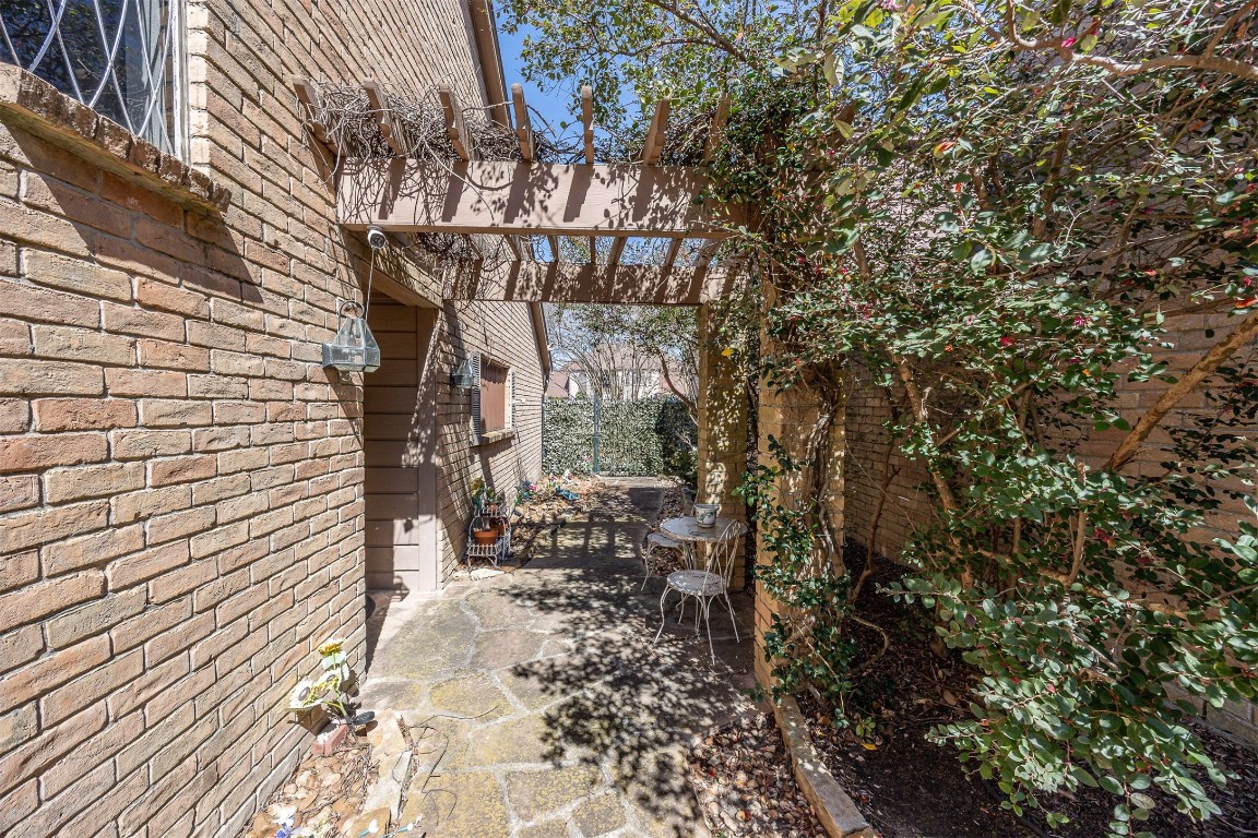 4613 Country Club View Baytown, TX 77521 - Photo 4 of 38 a pathway of a house
