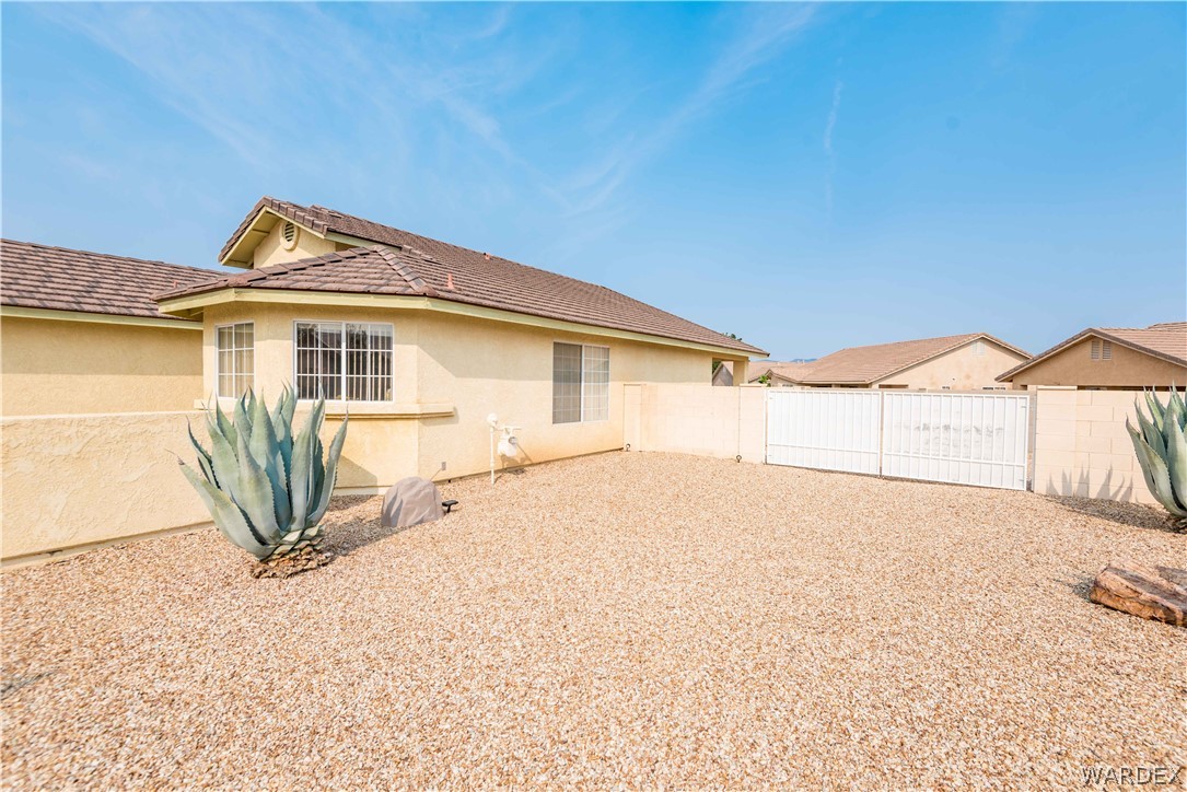 4305 East Cane Ranch Road Kingman, AZ 86401 - Photo 29 of 38 a view of a house with backyard and wooden fence