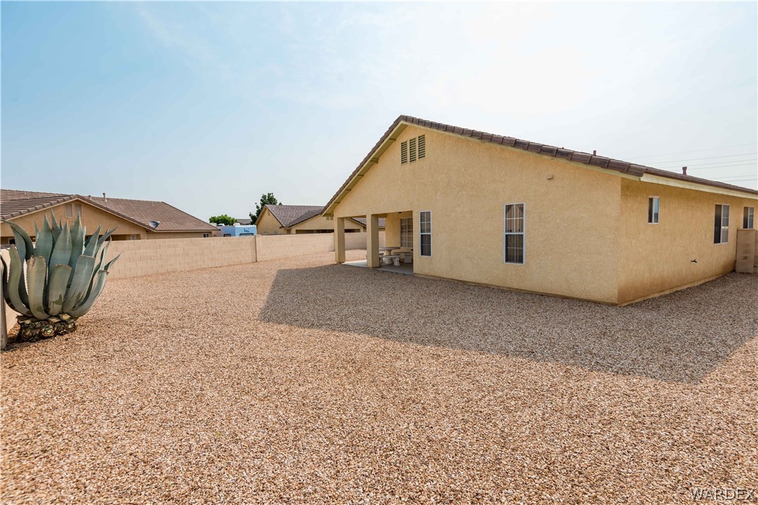 4305 East Cane Ranch Road Kingman, AZ 86401 - Photo 33 of 38 a view of a house with a backyard and a garage