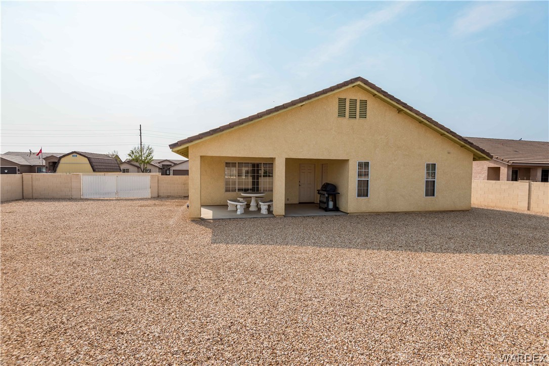 4305 East Cane Ranch Road Kingman, AZ 86401 - Photo 35 of 38 a view of a house with backyard and sitting area