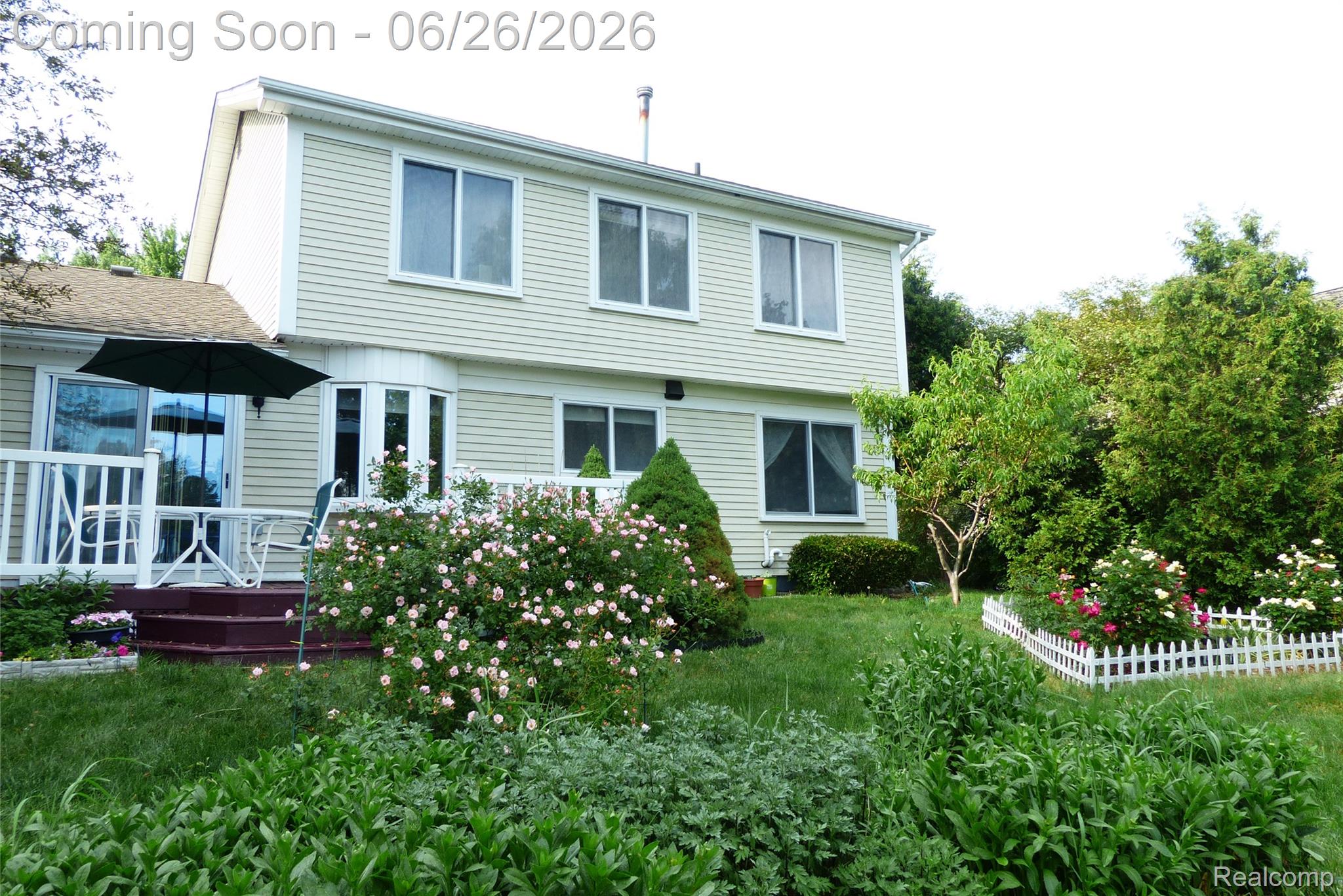 40437 Village Wood Road Novi, MI 48375 - Photo 6 of 18 Rear exterior featuring light-colored siding, a multi-level deck with white railings, and a prominent bay window