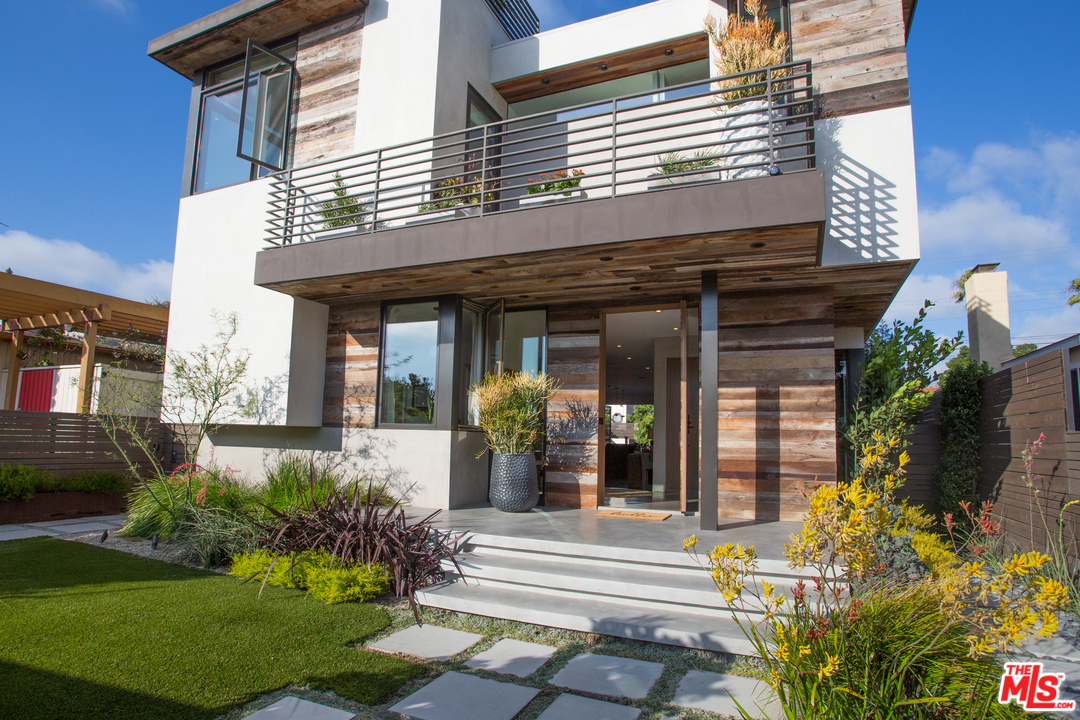 3108 Yale Avenue Venice, CA 90292 - Photo 2 of 46 a view of a house with potted plants and a table and chairs