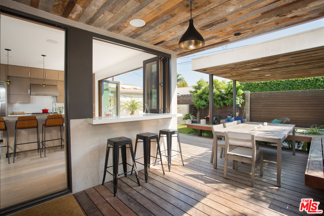 3108 Yale Avenue Venice, CA 90292 - Photo 16 of 46 a outdoor space with chairs a table and chairs