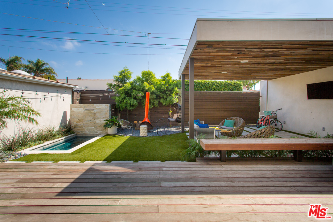 3108 Yale Avenue Venice, CA 90292 - Photo 18 of 46 a view of a backyard of the house