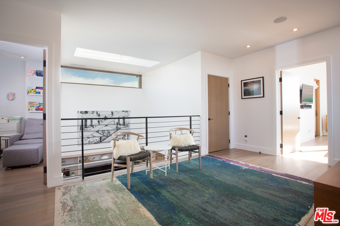 3108 Yale Avenue Venice, CA 90292 - Photo 19 of 46 a living room with furniture