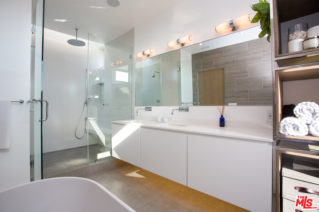 3108 Yale Avenue Venice, CA 90292 - Photo 22 of 46 a bathroom with a sink and a mirror