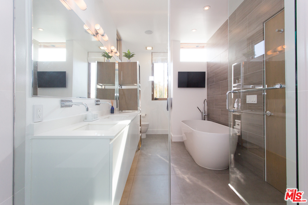 3108 Yale Avenue Venice, CA 90292 - Photo 23 of 46 a bathroom with a double vanity sink a mirror and a bathtub