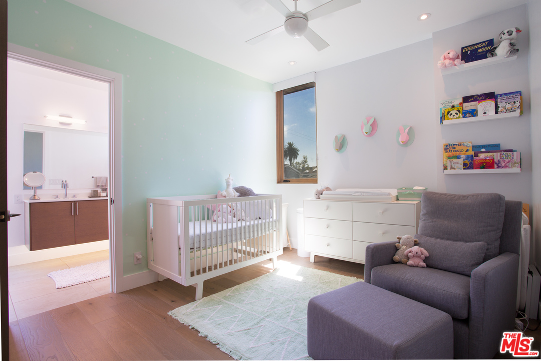 3108 Yale Avenue Venice, CA 90292 - Photo 25 of 46 a living room with furniture and a table