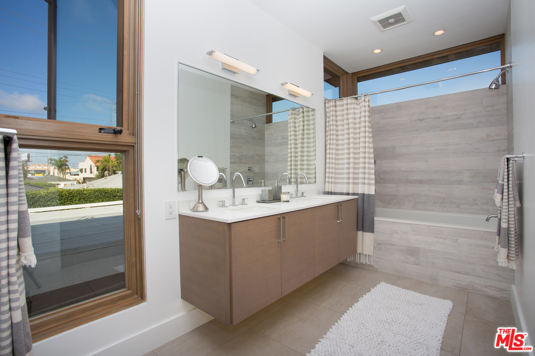 3108 Yale Avenue Venice, CA 90292 - Photo 28 of 46 a bathroom with a double vanity sink mirror and shower