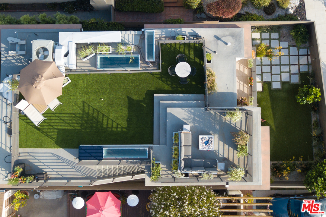 3108 Yale Avenue Venice, CA 90292 - Photo 32 of 46 a front view of a house with outdoor space