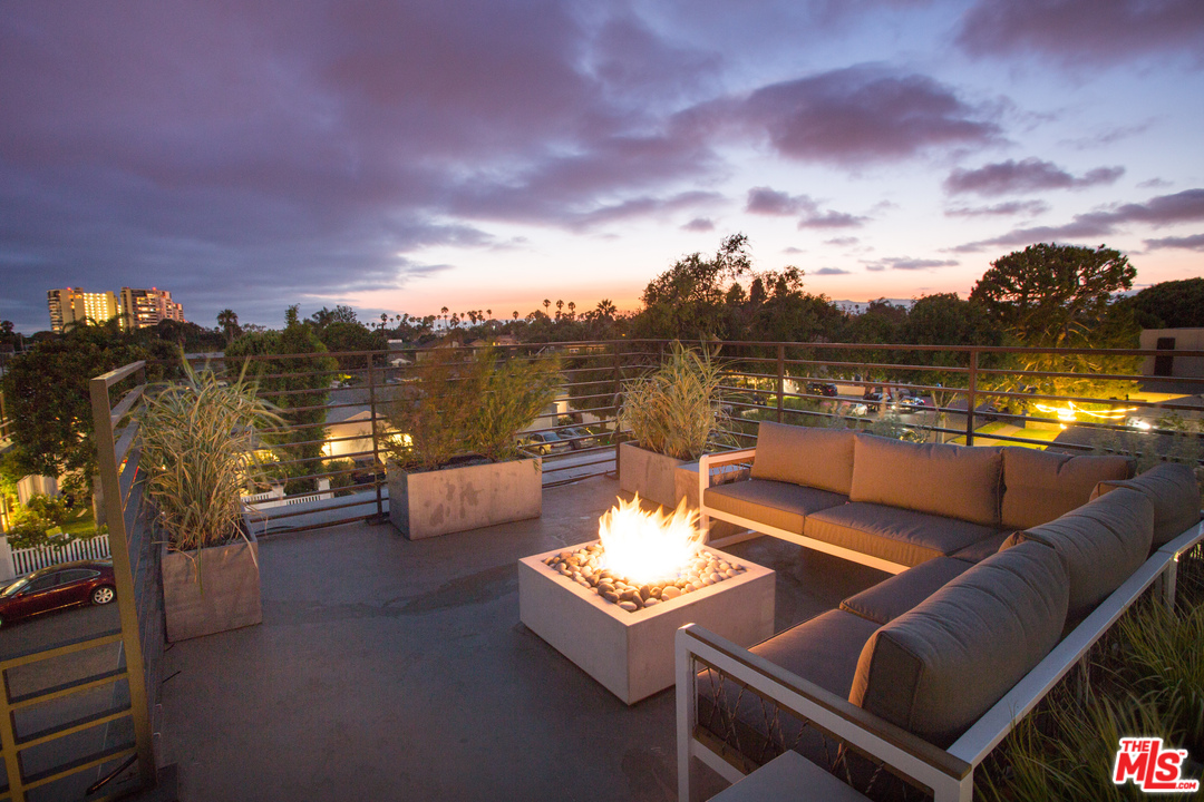3108 Yale Avenue Venice, CA 90292 - Photo 42 of 46 a view of a terrace with furniture