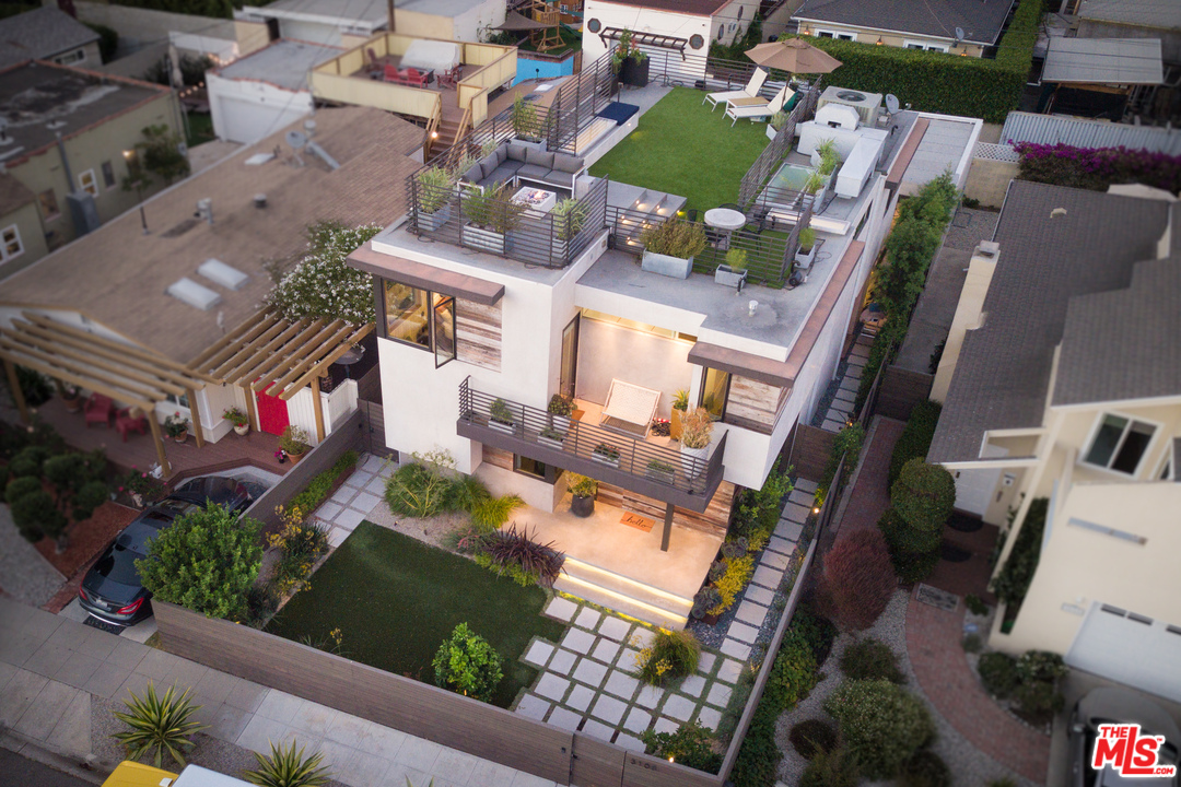3108 Yale Avenue Venice, CA 90292 - Photo 44 of 46 an aerial view of multiple houses with yard