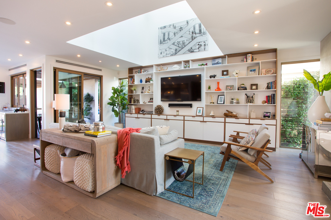 3108 Yale Avenue Venice, CA 90292 - Photo 10 of 46 a living room with furniture and a flat screen tv