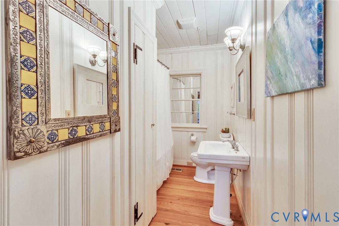 3022 Skipjack Road Kinsale, VA 22488 - Photo 20 of 57 Full hall bath on first level